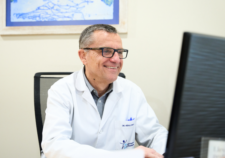 doctor delante de un ordenador